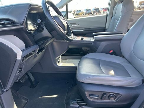 Used 2022 Toyota Sienna XLE image 22