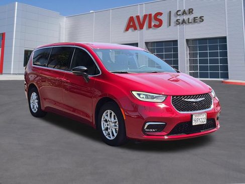 Used 2025 Chrysler Pacifica Select FWD image 3
