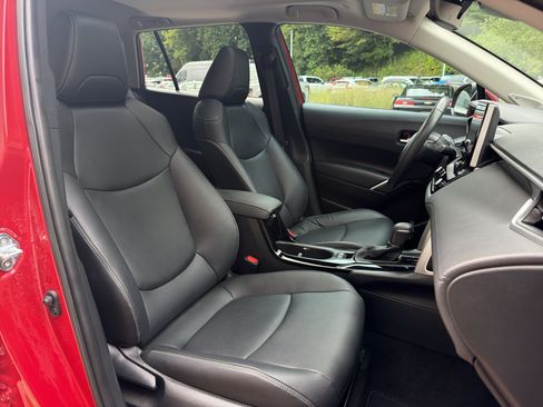 Used 2023 Toyota Corolla Cross XLE w/ Convenience Package FWD image 23