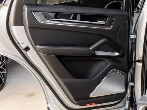 Certified 2025 Porsche Cayenne S image 38