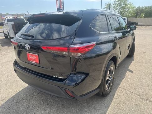 Used 2020 Toyota Highlander XLE AWD/4WD image 11