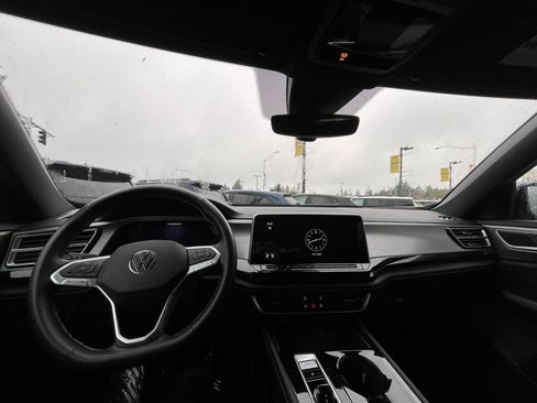 Used 2025 Volkswagen Atlas Cross Sport SE image 33