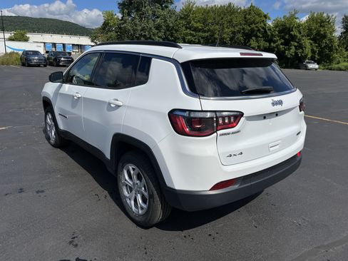 Used 2024 Jeep Compass Latitude AWD/4WD image 5