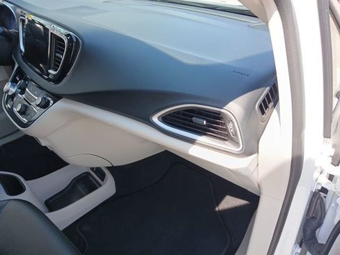 Used 2024 Chrysler Pacifica Touring-L FWD image 22