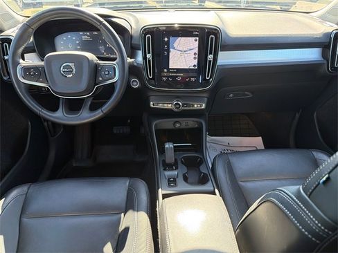 Used 2021 Volvo XC40 T4 Momentum image 23