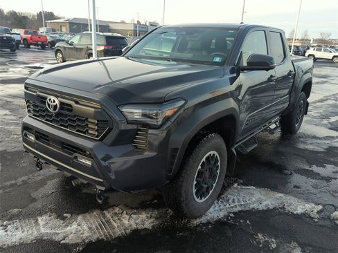 Used 2024 Toyota Tacoma TRD Off-Road w/ TRD Off Road Premium Package image 4