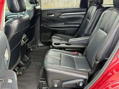 Used 2019 Toyota Highlander SE w/ Nightshade Edition image 23
