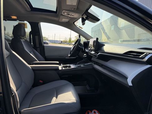 Used 2025 Toyota Sienna FWD image 13