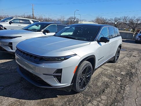 Used 2024 Jeep Wagoneer Launch Edition image 3