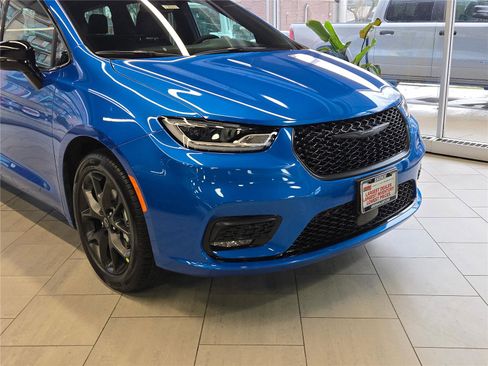 New 2026 Chrysler Pacifica Select w/ S Appearance Package image 2