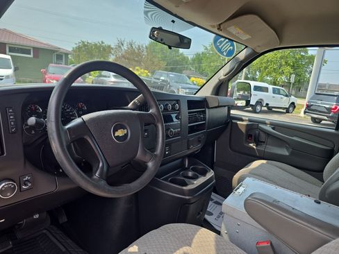 Used 2015 Chevrolet Express 2500 RWD image 18