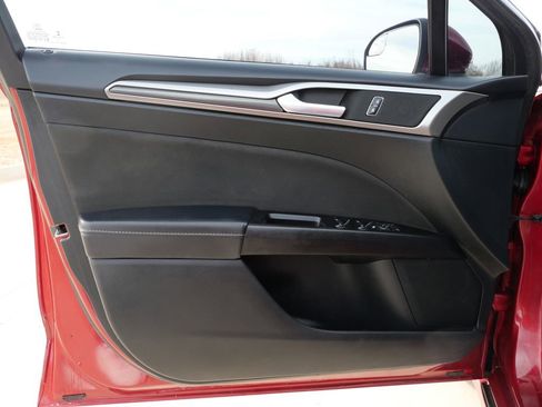 Used 2017 Ford Fusion SE w/ Equipment Group 201A image 14