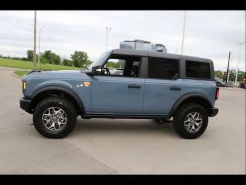 New 2025 Ford Bronco Badlands image 3