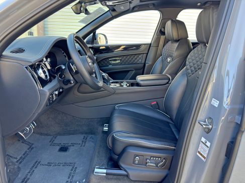 Used 2022 Bentley Bentayga AWD/4WD image 17