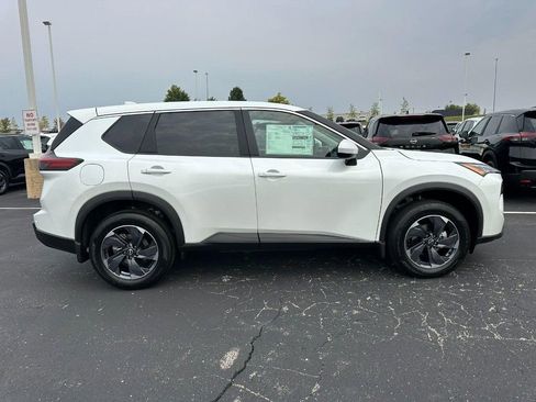 Used 2026 Nissan Rogue SV FWD image 2