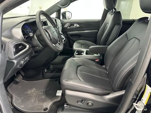 New 2026 Chrysler Pacifica Select image 6