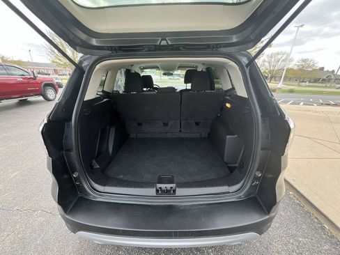 Used 2017 Ford Escape SE w/ Equipment Group 201A FWD image 19