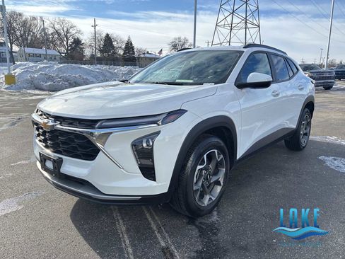 Certified 2024 Chevrolet Trax LT w/ Driver Confidence Package image 1