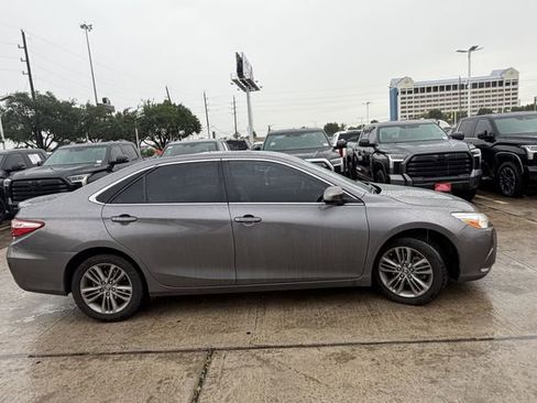 Used 2015 Toyota Camry SE w/ Moonroof Package FWD image 4