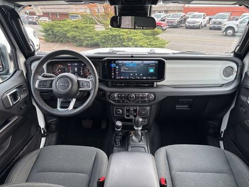 Used 2024 Jeep Wrangler Unlimited Sahara AWD/4WD image 32