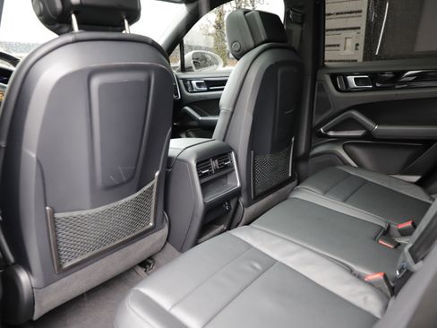 Used 2023 Porsche Cayenne Platinum Edition image 14