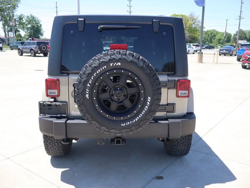Used 2017 Jeep Wrangler Unlimited Sahara w/ Connectivity Group AWD/4WD image 6