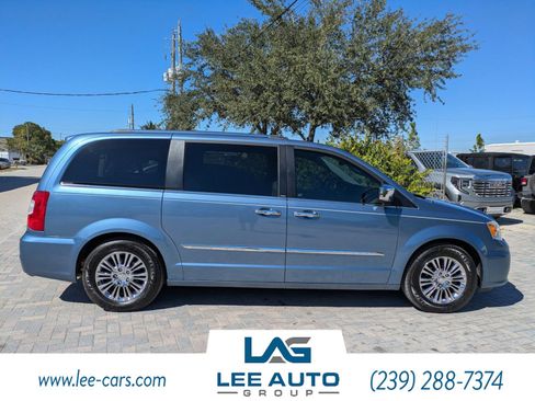 Used 2011 Chrysler Town & Country Limited image 2