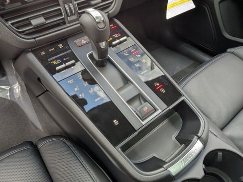 Certified 2026 Porsche Macan AWD/4WD image 21