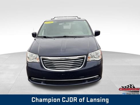 Used 2016 Chrysler Town & Country Touring image 17