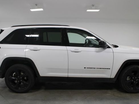 Used 2023 Jeep Grand Cherokee Limited w/ Black Appearance Package image 12
