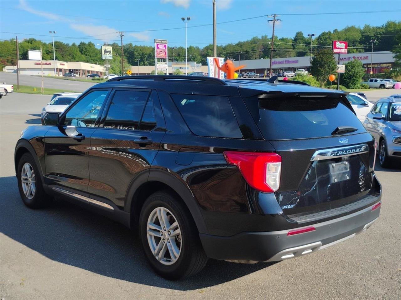 Used 2024 Ford Explorer XLT w/ Equipment Group 202A RWD image 7