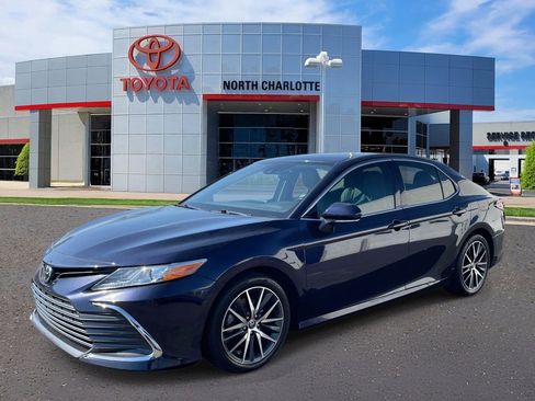 Used 2022 Toyota Camry XLE FWD image 3