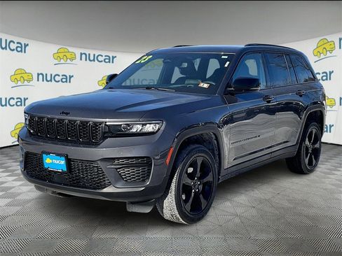 Used 2023 Jeep Grand Cherokee Altitude image 3