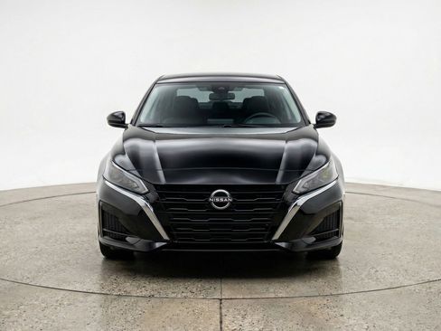 Used 2025 Nissan Altima 2.5 SV FWD image 2