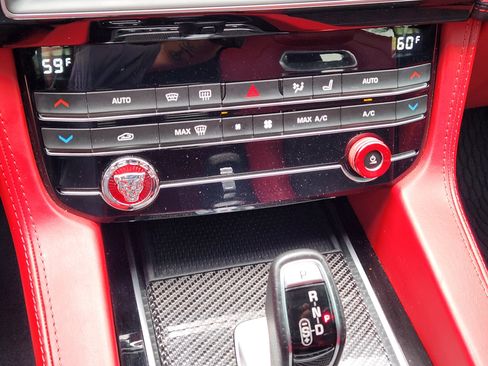 Used 2020 Jaguar F-PACE SVR image 18