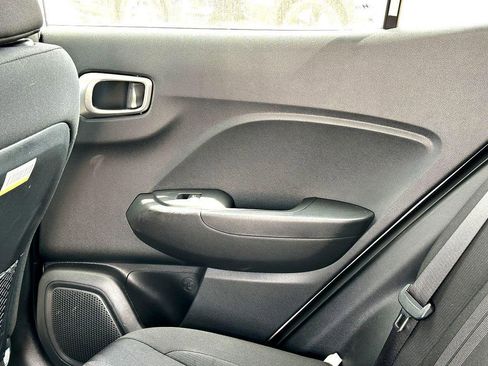 Used 2025 Hyundai Venue SEL image 22