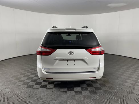 Used 2018 Toyota Sienna XLE Premium image 4