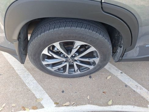 Used 2024 Toyota Corolla Cross XLE w/ Convenience Package image 11