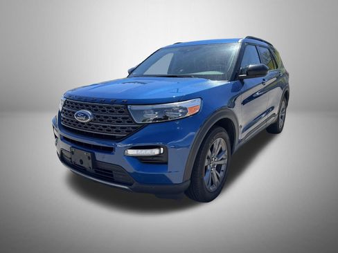 Used 2023 Ford Explorer XLT w/ Equipment Group 202A AWD/4WD image 2