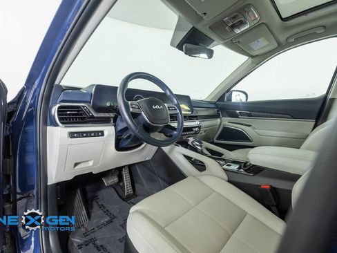 Used 2025 Kia Telluride SX w/ SX Captain's Chair Package AWD/4WD image 11