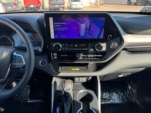 Certified 2024 Toyota Highlander XLE image 2