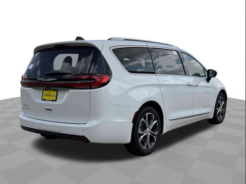 New 2026 Chrysler Pacifica Pinnacle w/ Trailer Tow Group FWD image 7