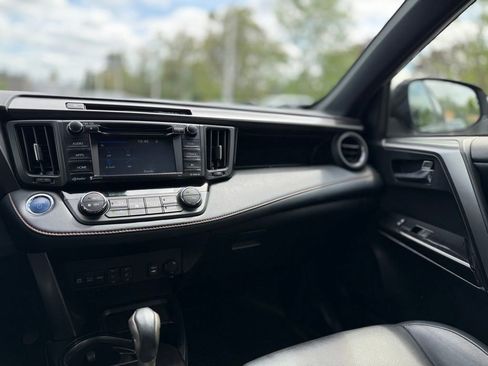 Used 2018 Toyota RAV4 SE AWD/4WD image 25