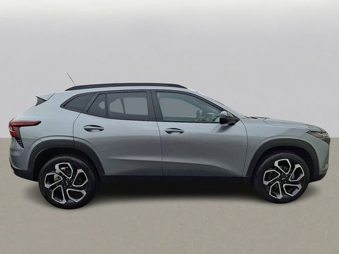 Used 2025 Chevrolet Trax RS image 4