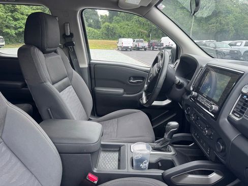 Used 2022 Nissan Frontier SV AWD/4WD image 3