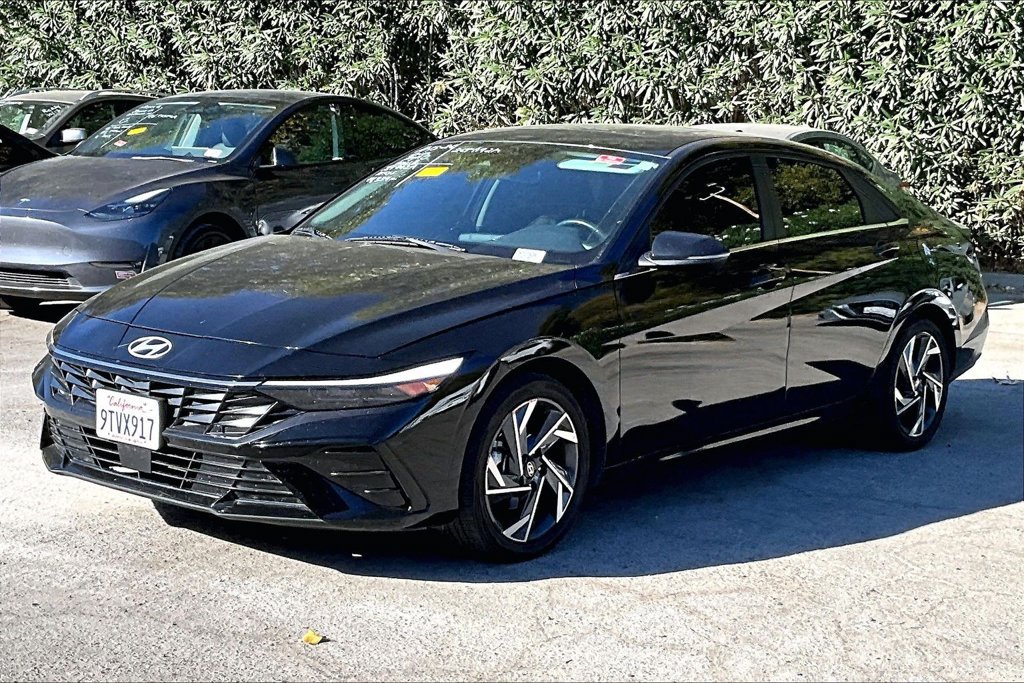 Used 2025 Hyundai Elantra Limited FWD image 3