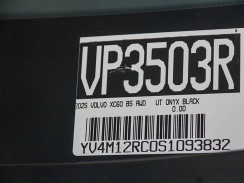 Used 2025 Volvo XC60 B5 Plus image 29