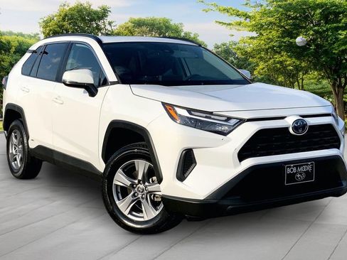 Used 2022 Toyota RAV4 XLE w/ Convenience Package AWD/4WD image 3