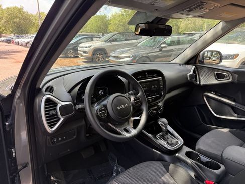 Used 2025 Kia Soul LX w/ LX Technology Package FWD image 31