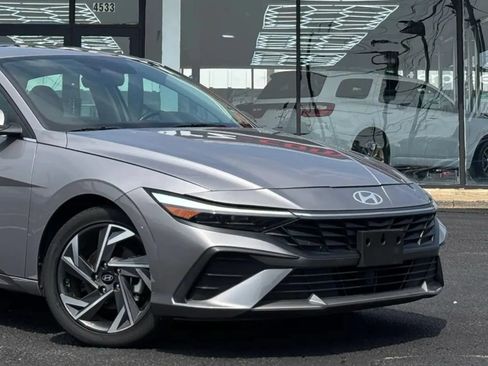 Used 2025 Hyundai Elantra SEL FWD image 2